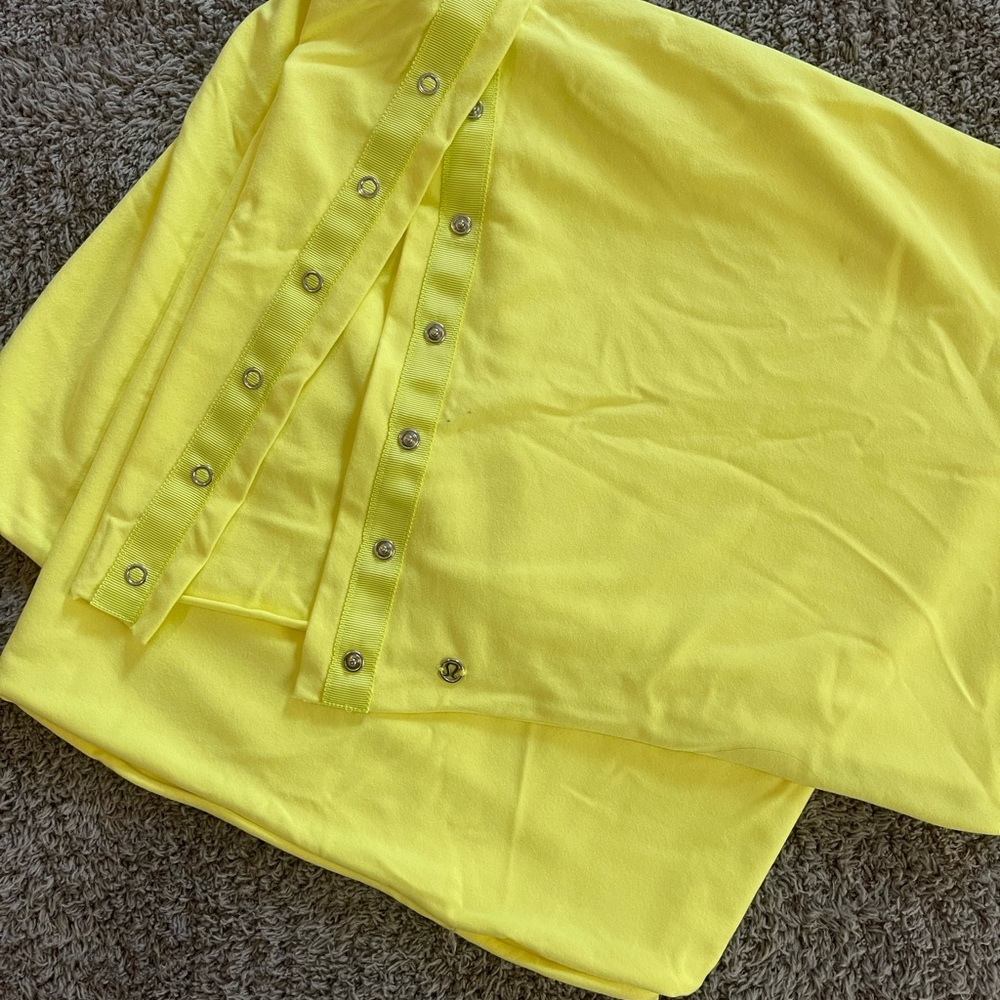 Lululemon adjustable snap scarf neon